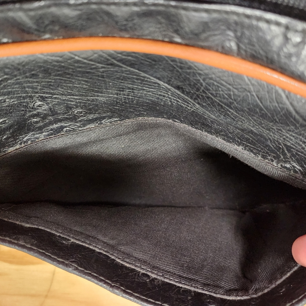 Elegant Black and Tan Shoulder Bag - Picture 7 of 7